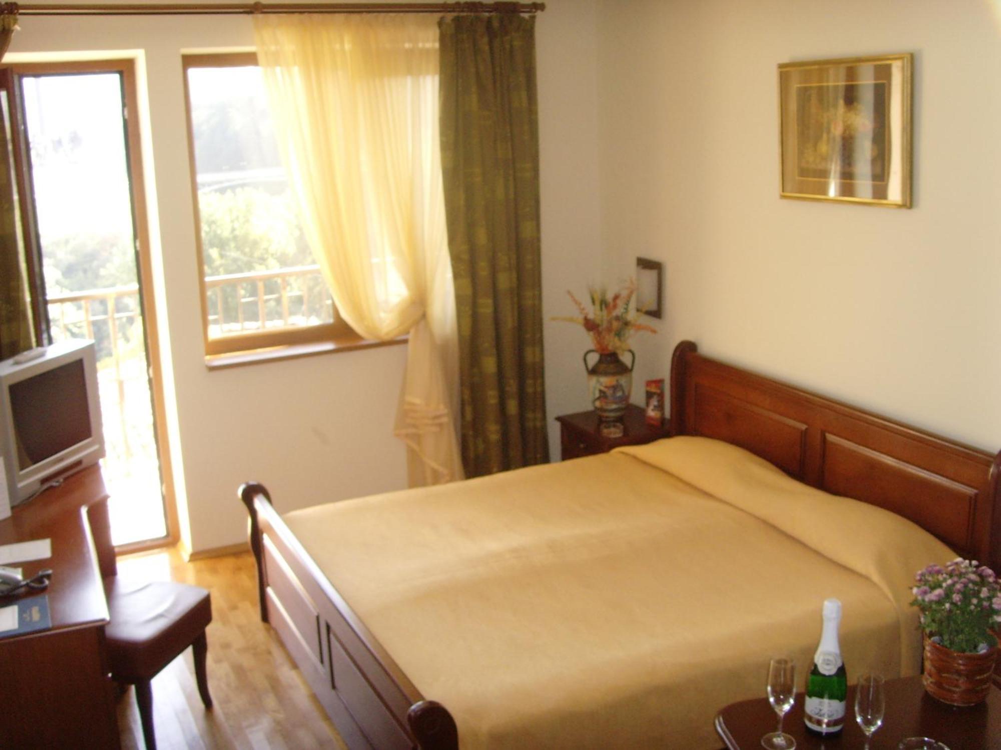 Meridian Hotel Bolyarski เวลีคอเทอร์โนโว ภายนอก รูปภาพ